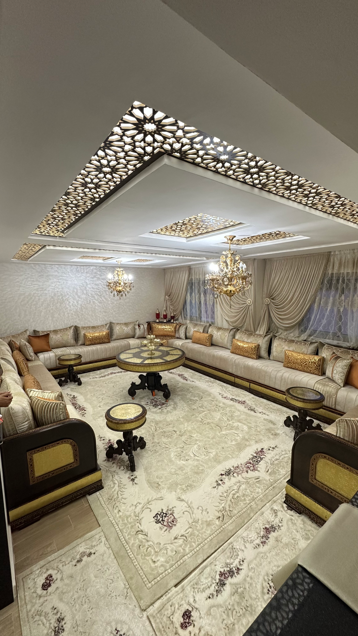 Salon marocain luxueux réalisé par Bousmou Design