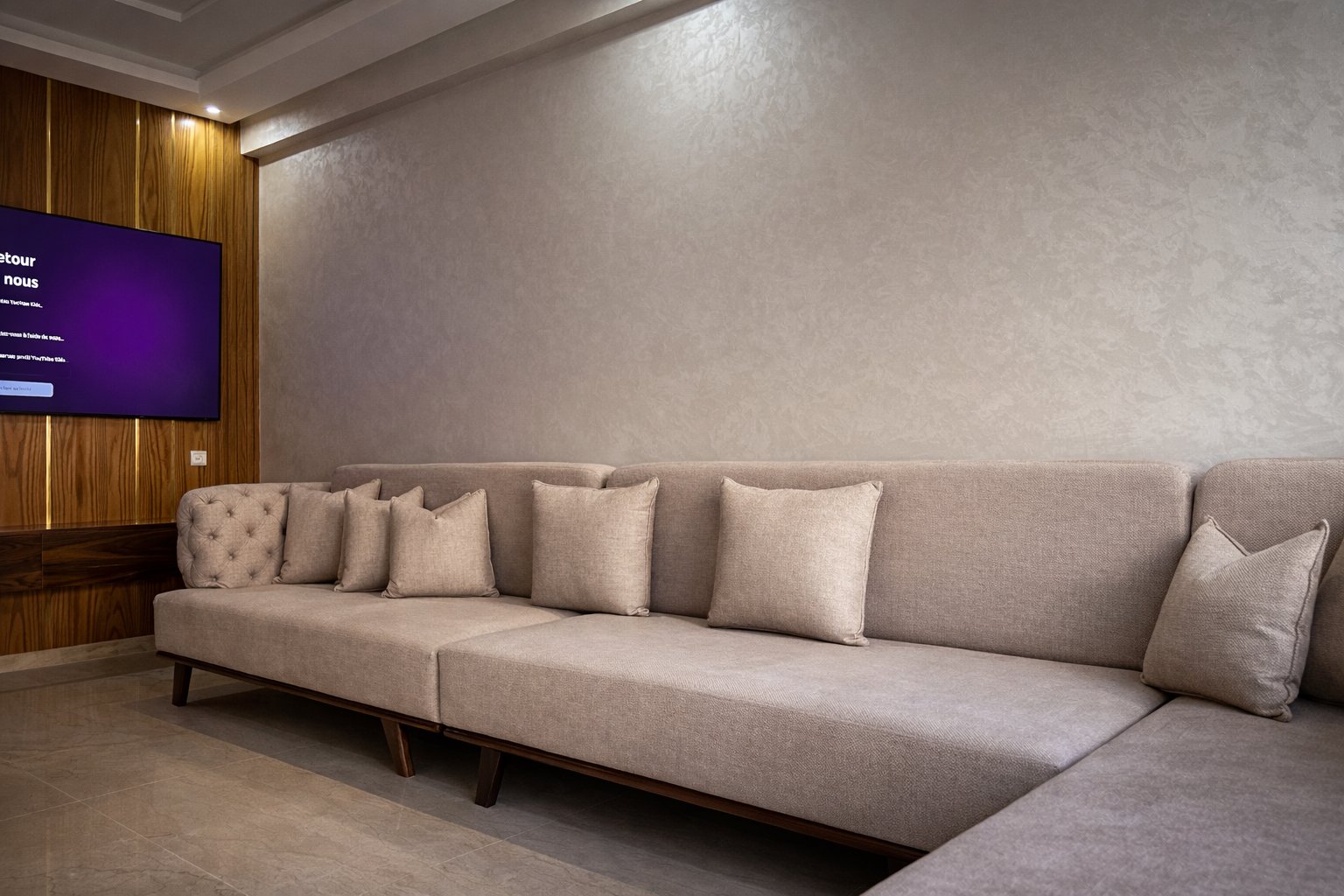 Canapé beige contemporain avec pan de bois